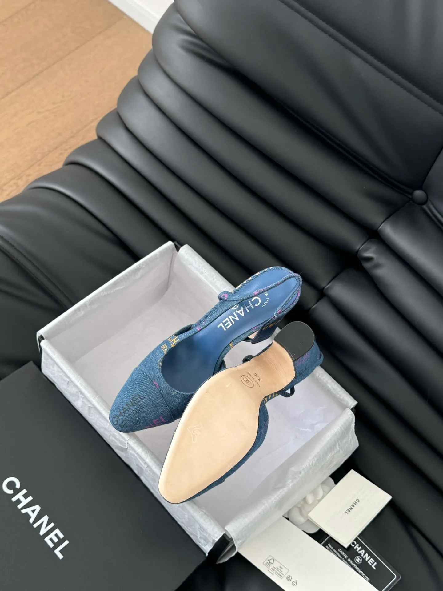👟👟Ex-factory price 500👟👟 Purchasing-grade Chanel classic slingback sandals. We have been making this model for the past few years. This year we will re-purchase the version and make a detailed copy again. I found that the upper lines and body comfort of the new version have been slightly adjusted! The brand won't say anything because the overall appearance difference is not big and it doesn't affect wearing. All colors now produced are produced according to the latest styles! What you buy is the latest classic model from the counter, made of imported mixed sheepskin surface material, imported mixed sheepskin, and Italian imported cowhide leather soles! High heels 6.5cm Size:35-39 Other sizes can be customized